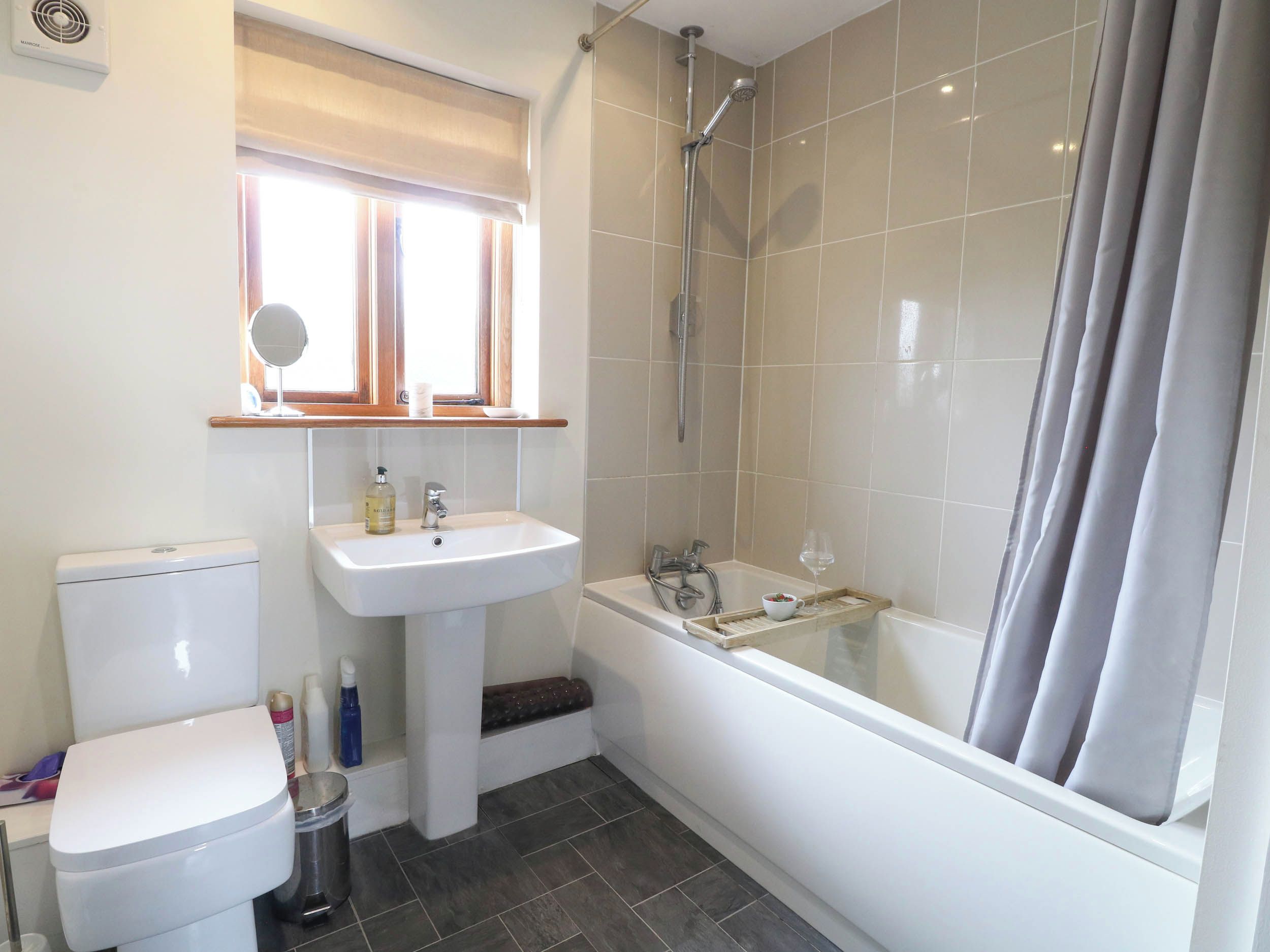 Ein Badezimmer mit Toilette, Waschbecken und Badewanne.