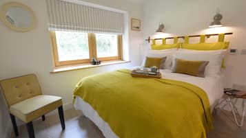 2 quartos, individualmente decorados, individualmente mobiliados