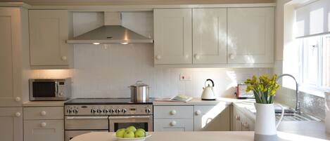 電冰箱、洗碗機、鍋具/餐盤/廚房用品