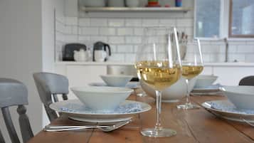 Tủ lạnh, máy rửa bát, dụng cụ nấu nướng/bát dĩa/dao nĩa