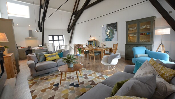A spacious living room with a high ceiling, a dining area, and a kitchen. - Badminton, Thorpeness (Leiston)