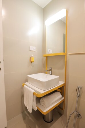 Shower, rainfall showerhead, free toiletries, hair dryer