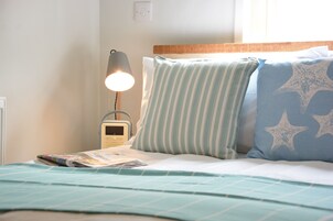 2 dormitorios, decoración individual, mobiliario individual