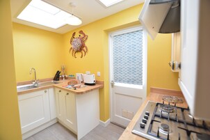 Frigorífico, lavavajillas y utensilios de cocina