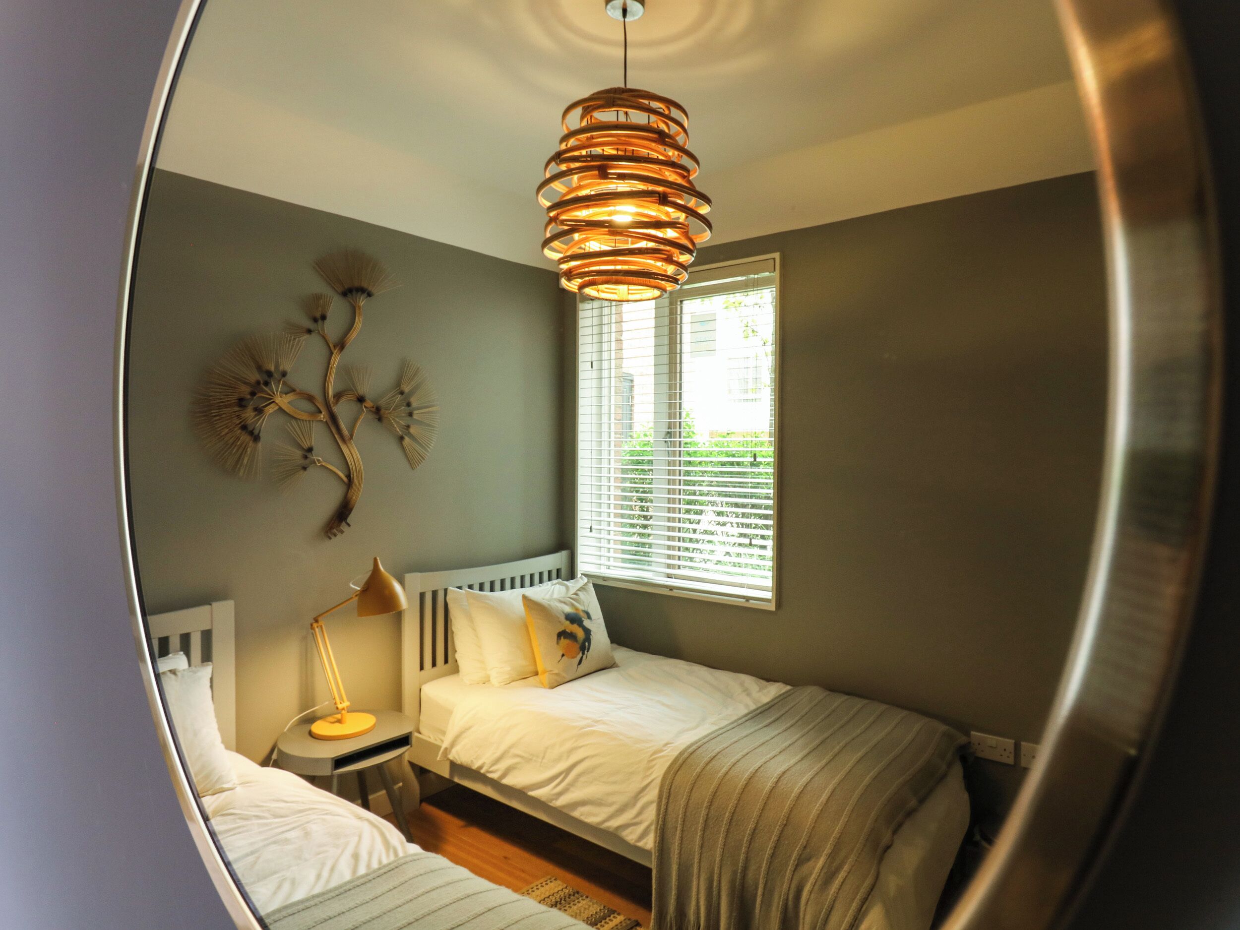 2 habitaciones, decoración personalizada y muebles diferentes 