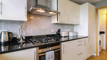 Cottage | Private kitchen | Dishwasher, cookware/dishes/utensils