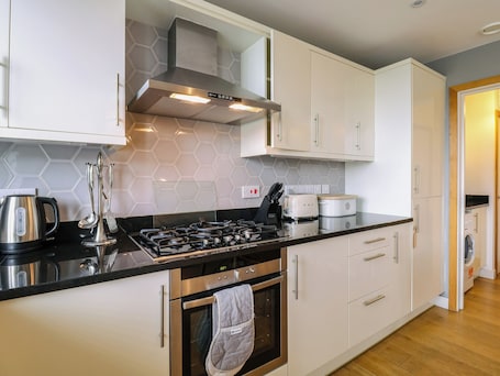 Refrigerador, lavavajillas, utensilios de cocina