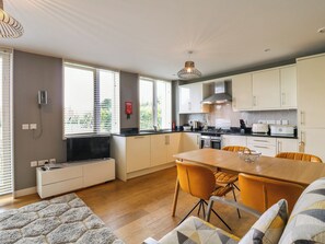 Cottage | Private kitchen | Fridge, dishwasher, cookware/dishes/utensils