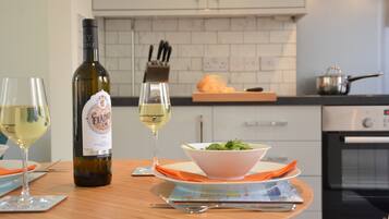 Réfrigérateur, batterie de cuisine, vaisselle et ustensiles