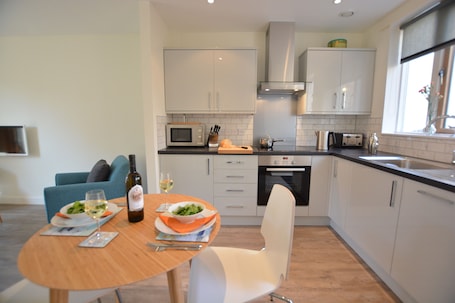 Fridge, cookware/dishes/utensils