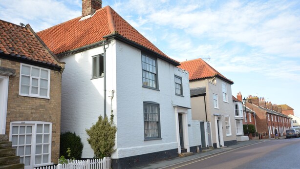 A row of white houses with red-tiled roofs and a clear sky. - Gosfield Cottage, Aldeburgh (Aldeburgh)