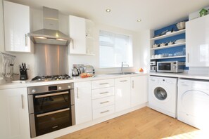 Refrigerador, lavavajillas, utensilios de cocina