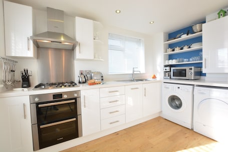 Fridge, dishwasher, cookware/dishes/utensils