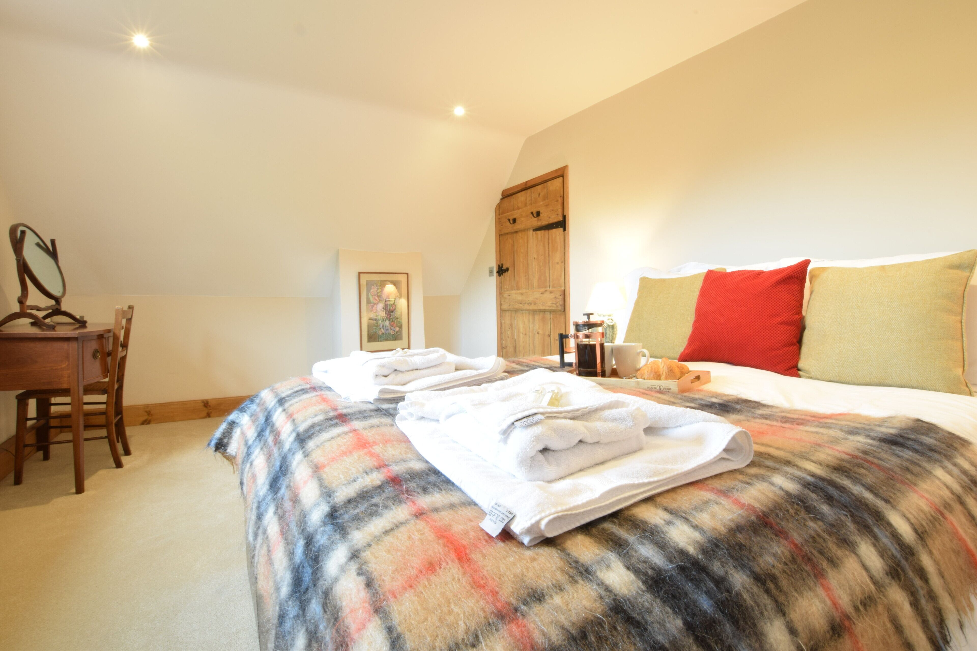 Une chambre à coucher avec un lit, un bureau et une chaise.