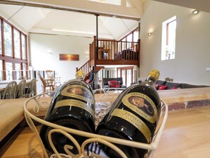 Une pièce comprenant un coin repas, un canapé et un escalier.