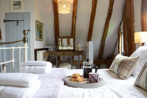 2 Schlafzimmer, individuell dekoriert, individuell eingerichtet