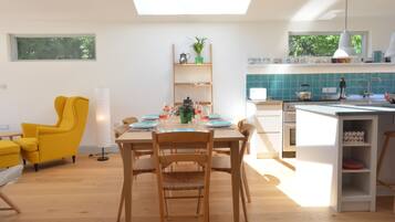 Fridge, cookware/dishes/utensils