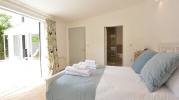 3 bedrooms, individually decorated, individually furnished, free WiFi