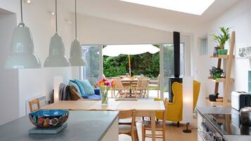 Fridge, cookware/dishes/utensils