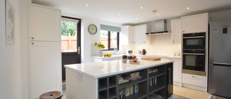 Cottage | Private kitchen | Fridge, dishwasher, cookware/dishes/utensils