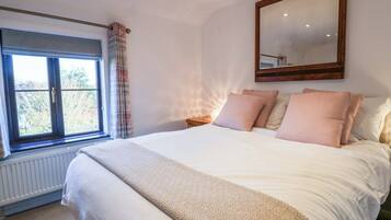 Cottage | 2 bedrooms, individually decorated, individually furnished, free WiFi