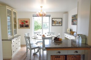 Kjøleskap og kjøkkenutstyr