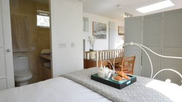 2 bedrooms, individually decorated, individually furnished, free WiFi