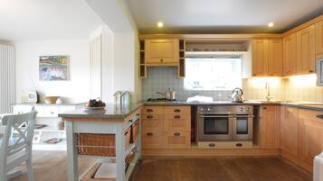 Fridge, cookware/dishes/utensils