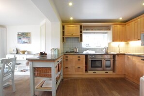 Kjøleskap og kjøkkenutstyr