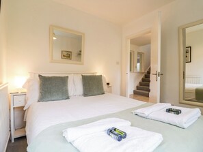 3 bedrooms, individually decorated, individually furnished, free WiFi - The Bridge House, Southwold (Reydon)