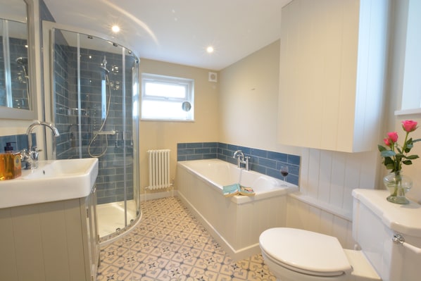 Shower, hair dryer - Somewhere Only We Know, Aldeburgh (Aldeburgh)