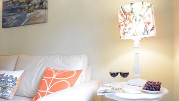 2 kamar tidur dan didekorasi berbeda-beda