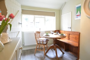 Fridge, cookware/dishes/utensils