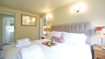 2 Schlafzimmer, individuell dekoriert, individuell eingerichtet