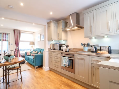 Cottage | Private kitchen | Fridge, dishwasher, cookware/dishes/utensils