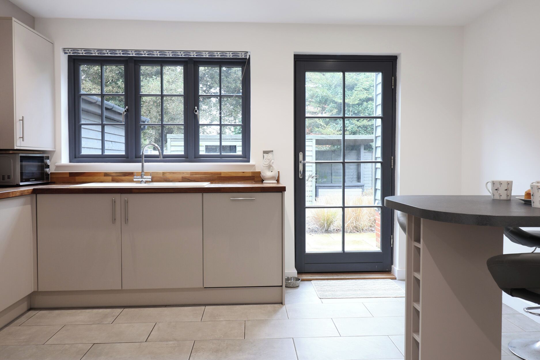 Cottage | Private kitchen | Fridge, dishwasher, cookware/dishes/utensils