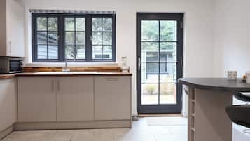 Cottage | Private kitchen | Fridge, dishwasher, cookware/dishes/utensils