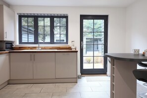 Mökki | Yksityinen keittiö | Jääkaappi, astianpesukone, keittoastiat/astiat/ruokailuvälineet