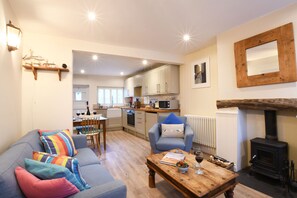 Una sala de estar acogedora con un sofá, una mesa de centro y una chimenea.