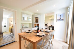 Fridge, dishwasher, cookware/dishes/utensils - Satis Cottage, Westleton (Saxmundham)