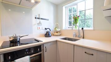 Fridge, dishwasher, cookware/dishes/utensils