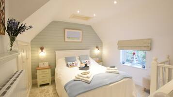 2 Schlafzimmer, individuell dekoriert, individuell eingerichtet