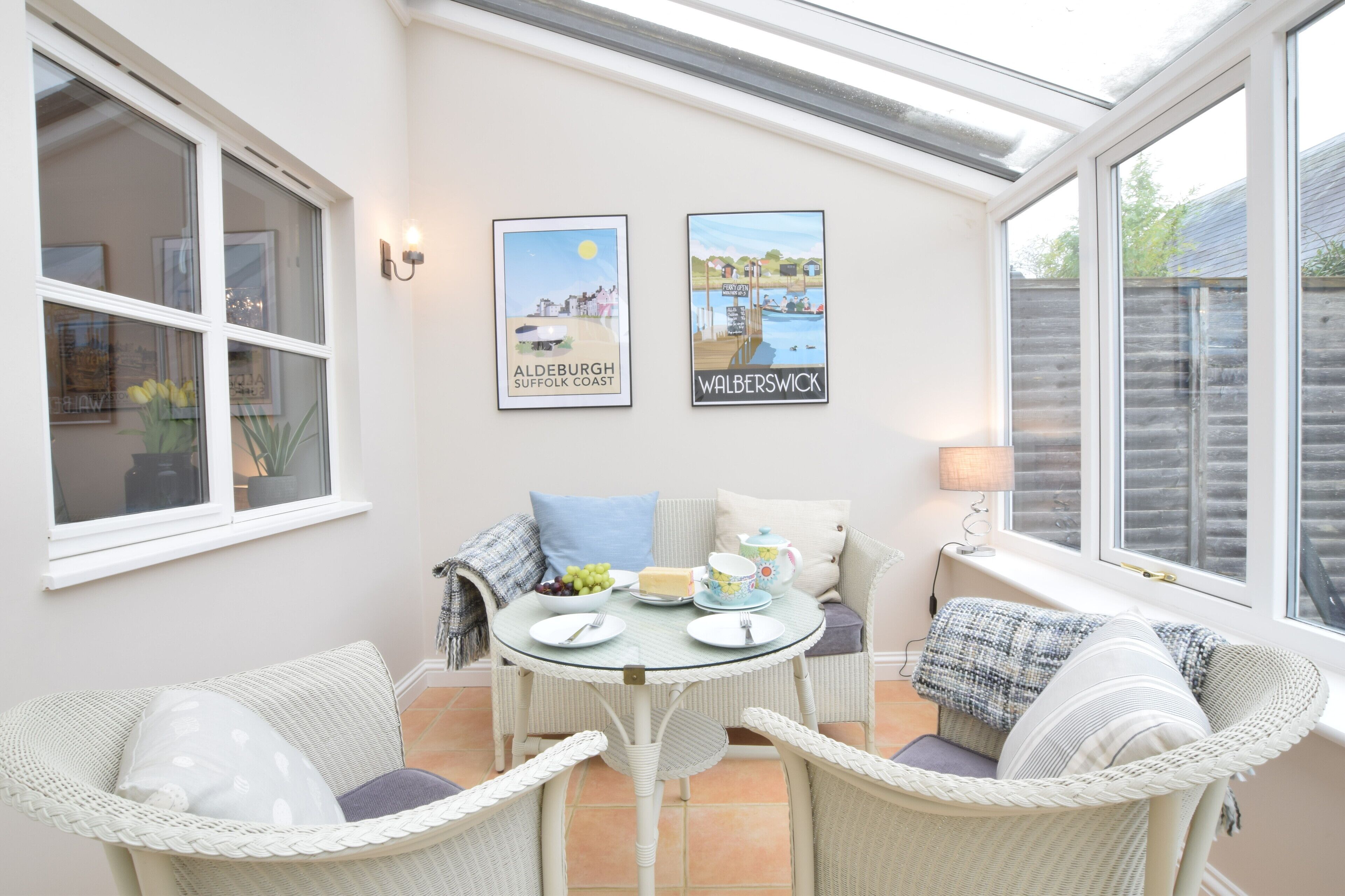 Tủ lạnh, máy rửa bát, dụng cụ nấu nướng/bát dĩa/dao nĩa 