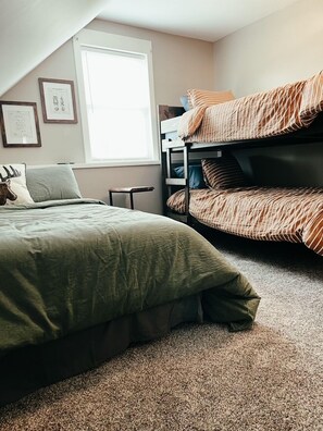 4 bedrooms, free WiFi, bed sheets, wheelchair access