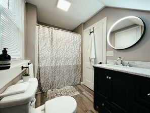Combined shower/bathtub, towels