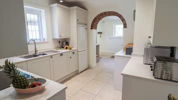 Cottage | Private kitchen | Fridge, dishwasher, cookware/dishes/utensils