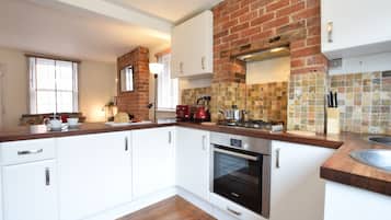 Fridge, dishwasher, cookware/dishes/utensils