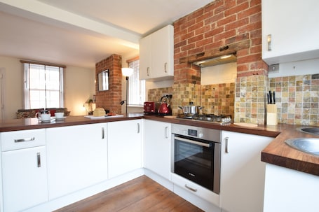 Fridge, dishwasher, cookware/dishes/utensils