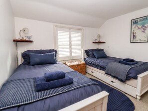 2 dormitorios, decoración individual, mobiliario individual