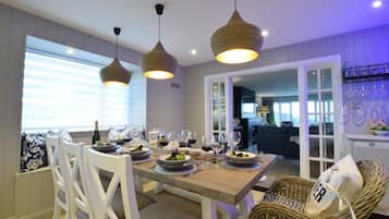 冷蔵庫、食器洗い機、調理器具と食器